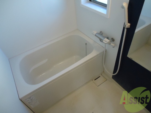 バス・シャワールーム　バスルームには窓も付いていて湿気対策もばっちり。