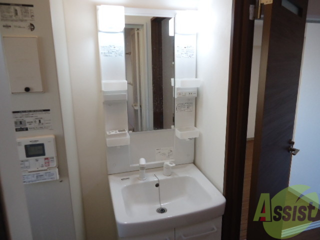 洗面設備　洗面台はシャワー付ですよ。