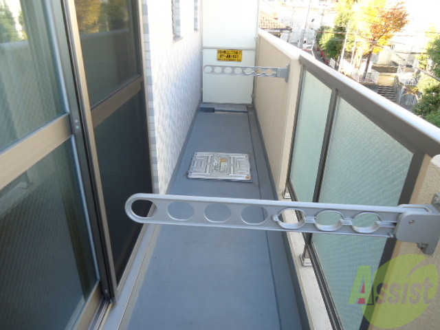 バルコニー　バルコニーも明るく広いです。遮るものもないのでよく乾きます