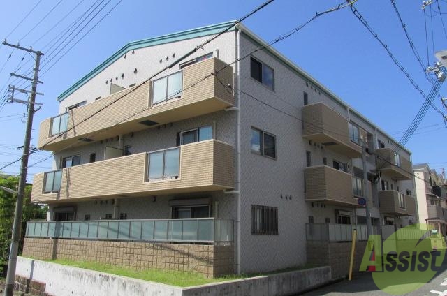 建物外観　青空の下、いい感じですね。