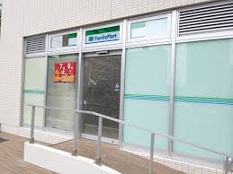 コンビニ　ファミリーマート日野豊田駅南口店（コンビニ）まで584m