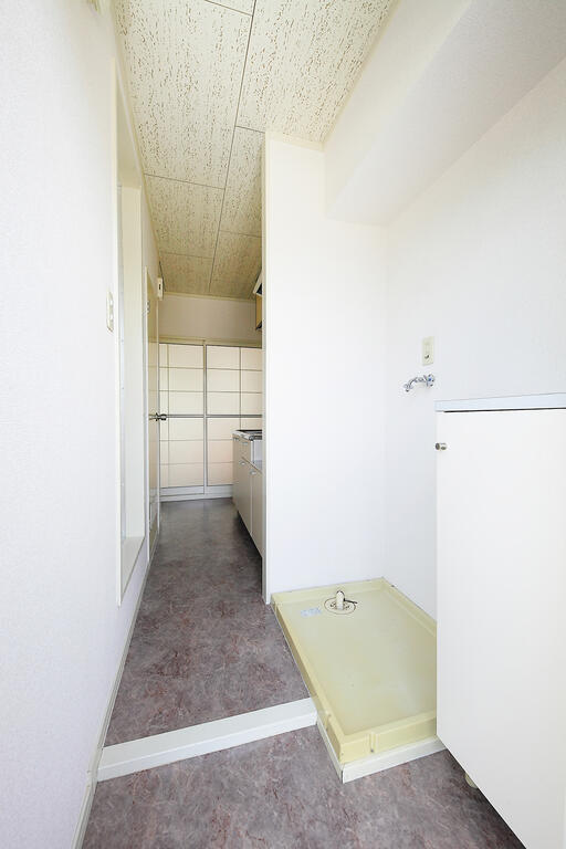 玄関　玄関→居室※キッチン、フローリングはお部屋によって異なります