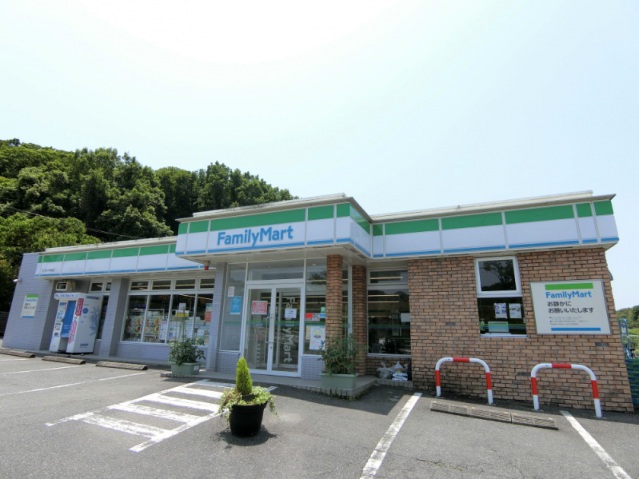 コンビニ　ファミリーマート（コンビニ）まで800m