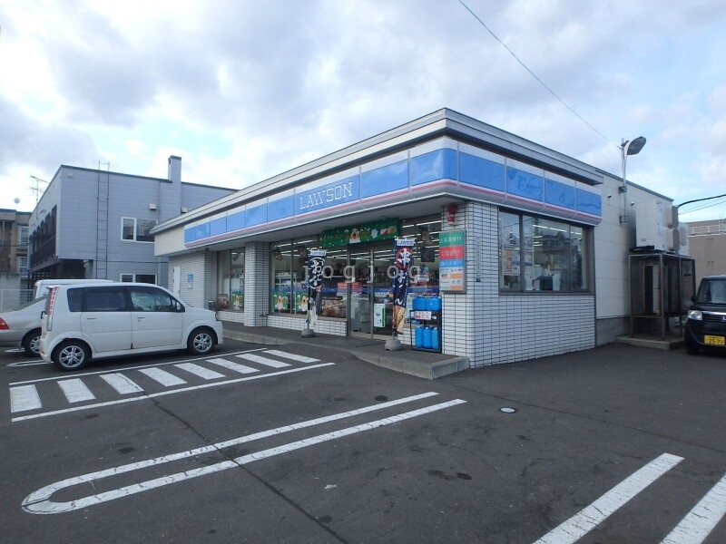 コンビニ　ローソン札幌八軒7条店（コンビニ）まで63m