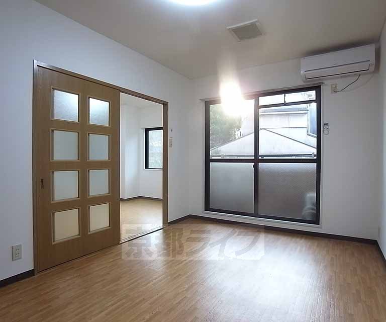 居室・リビング　西向きのお部屋です。