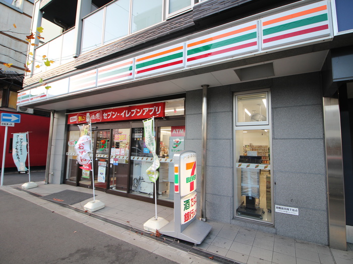 コンビニ　セブンイレブン（コンビニ）まで245m