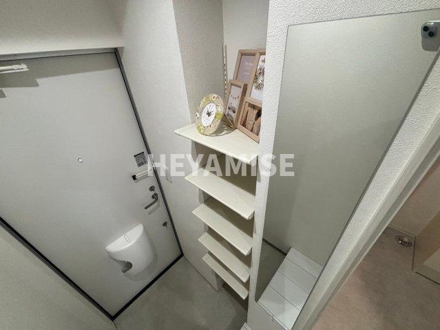 玄関　★姿見、可動式の棚が有ります★モデルルーム※別の号室のお部屋