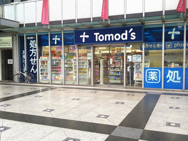 ドラックストア　トモズトルナーレ浜町店（ドラッグストア）まで182m