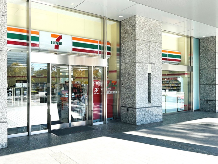コンビニ　セブンイレブン港区海岸１丁目店（コンビニ）まで220m