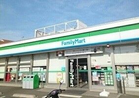コンビニ　ファミリーマート（コンビニ）まで850m