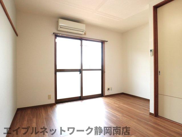 居室・リビング　同イメージ（205号室は横窓有り）