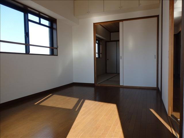 居室・リビング　落ち着いた色調の洋室です