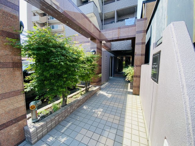 エントランス　落ち着いたエントランスです