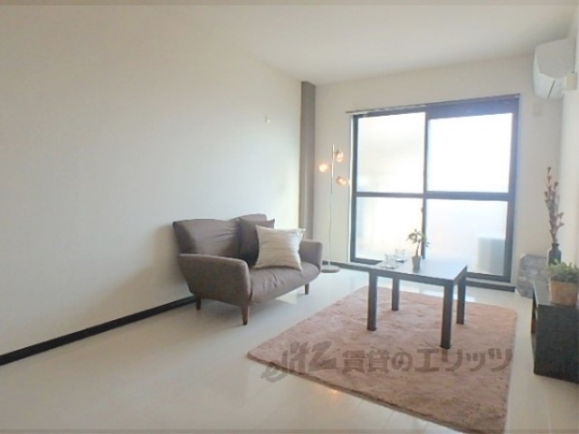 居室・リビング　大きな窓で日当り良好です