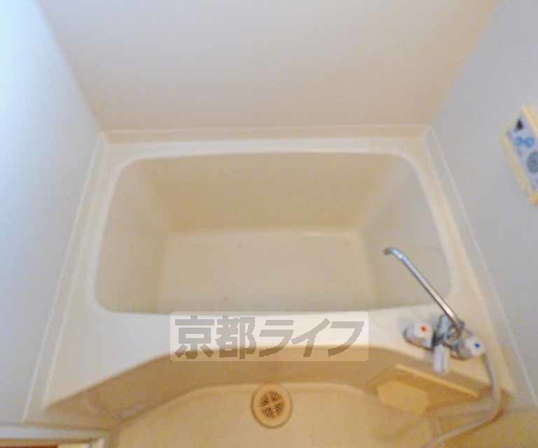 バス・シャワールーム　深いバスルームです。