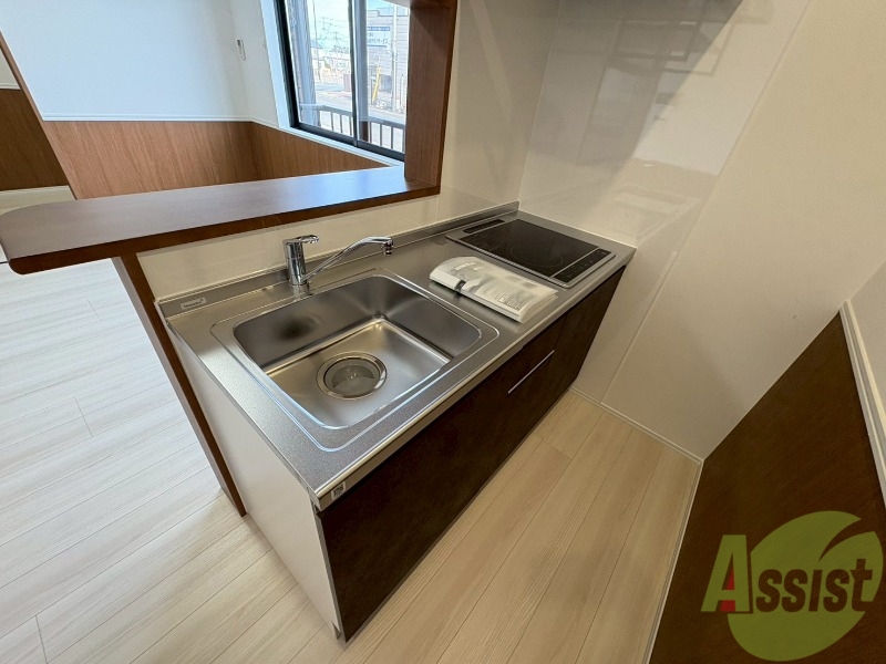 キッチン　こちらはＩＨコンロ２口付のカウンターキッチンになります。