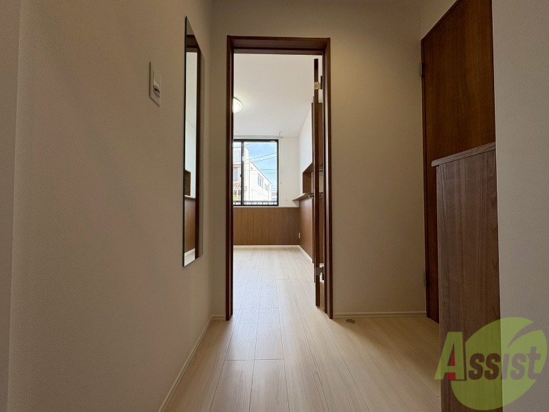 玄関　こちらは玄関になります。照明設備もございます。