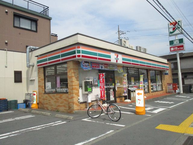 コンビニ　セブンイレブン（コンビニ）まで590m