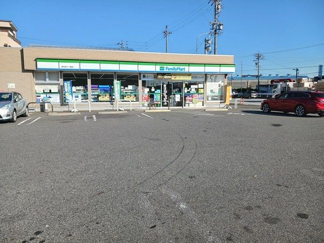 コンビニ　ファミリーマート港名四十一屋店（コンビニ）まで490m