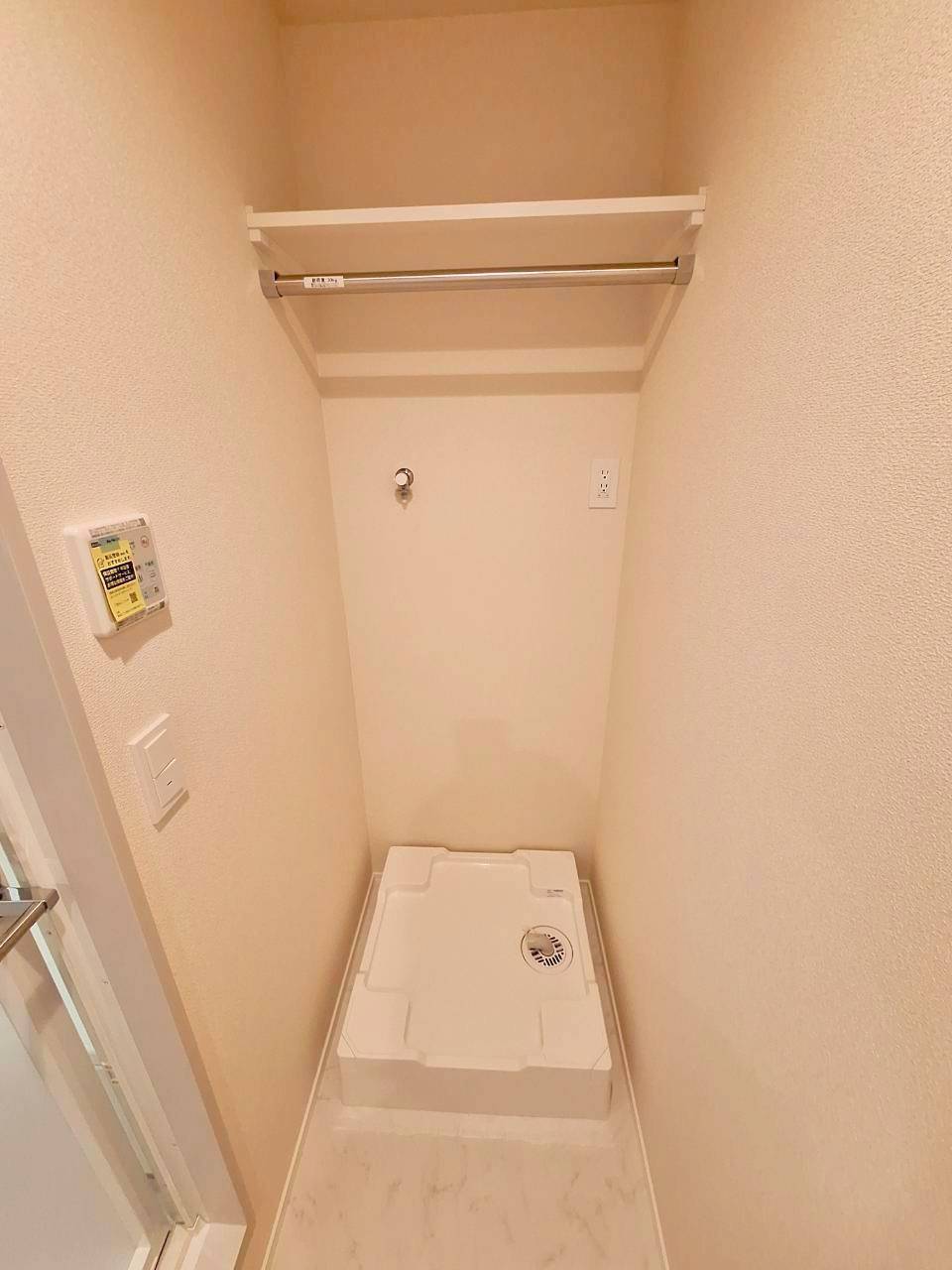 その他　洗濯機置き場上に棚あり