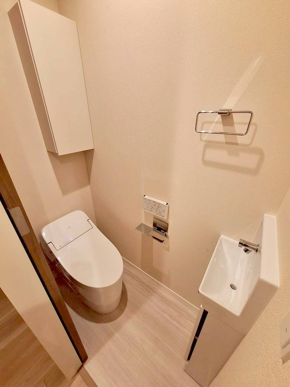 トイレ　温水洗浄便座付きタンクレストイレ