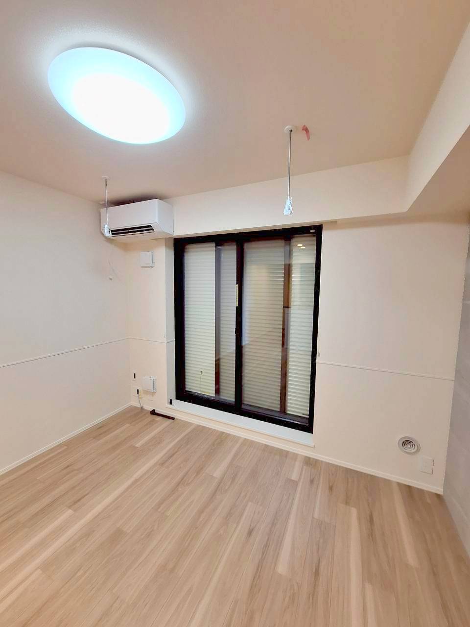 セキュリティ　防犯シャッターと便利な室内物干しフック