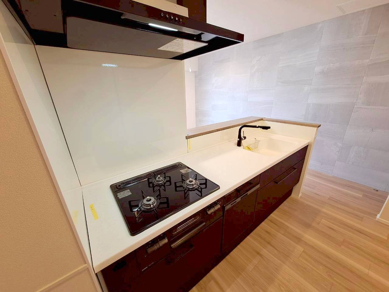 キッチン　ガス３口グリル付きシステムキッチン