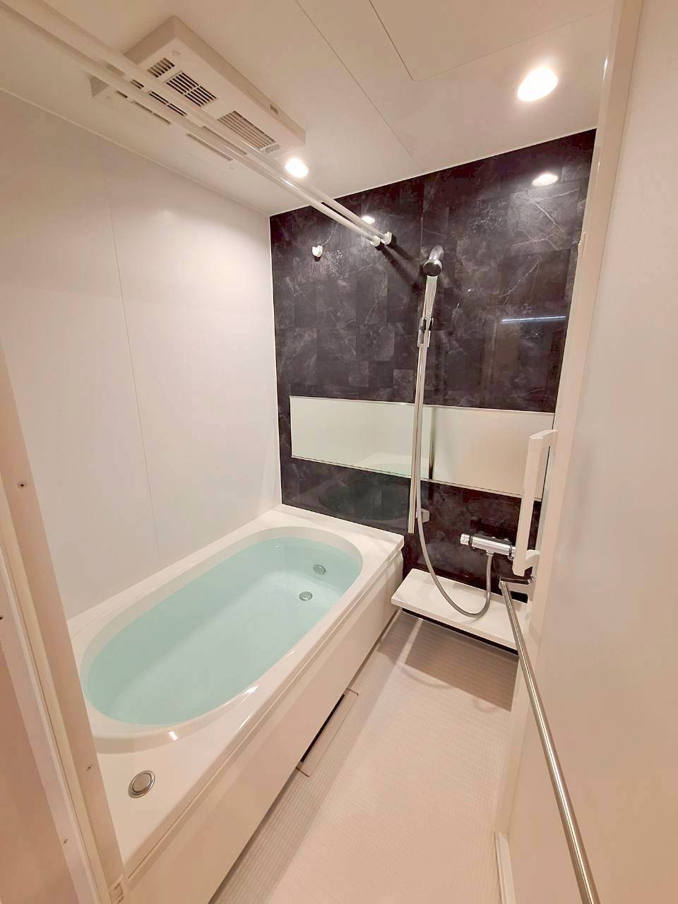 バス・シャワールーム　追焚・浴室乾燥機付き♪ゆったりサイズのバス