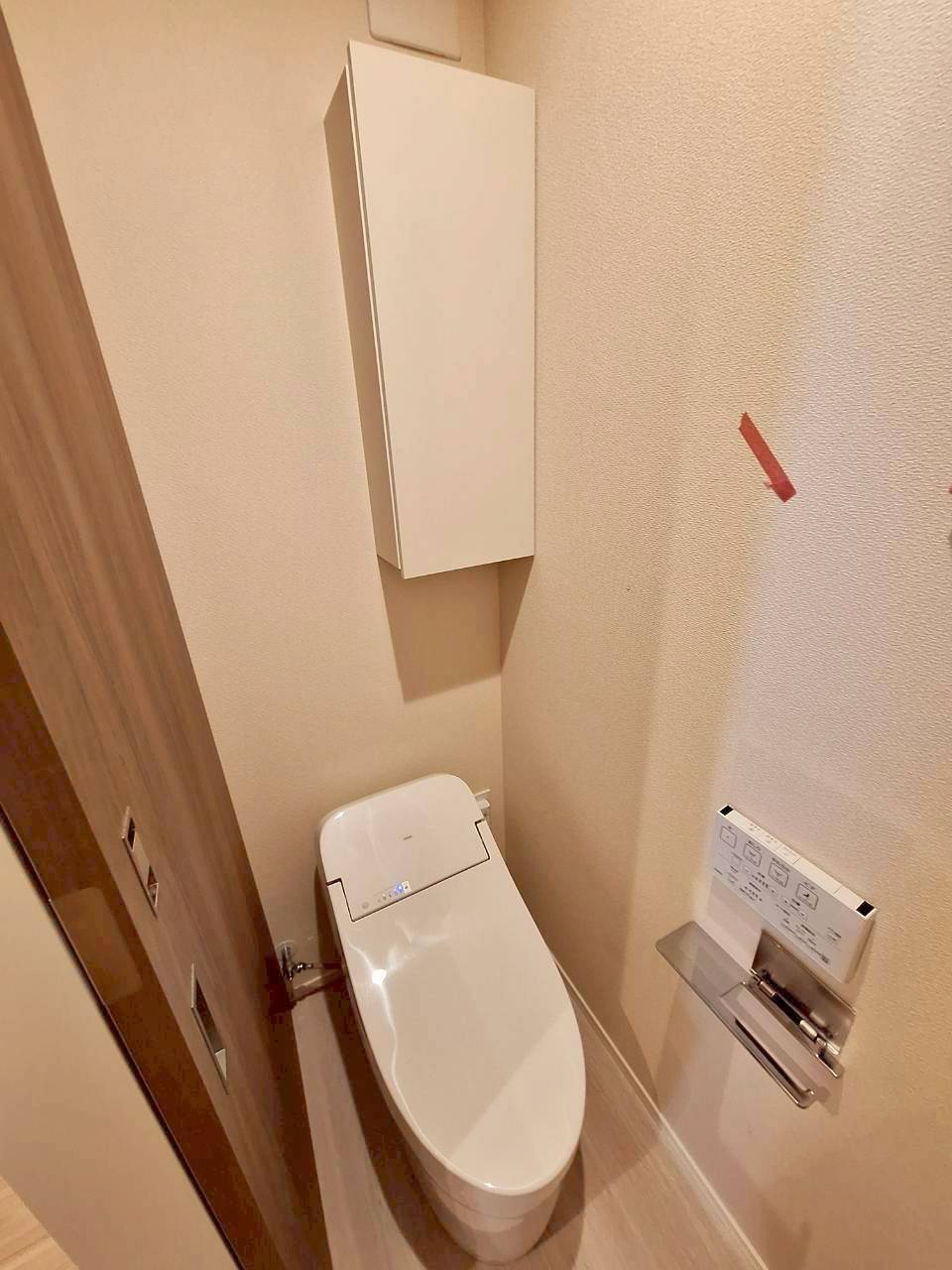 トイレ　温水洗浄便座付きタンクレストイレ