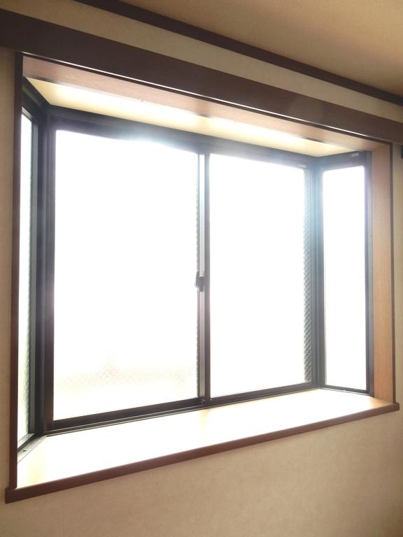 その他　出窓から日が入ります♪　別部屋の写真です