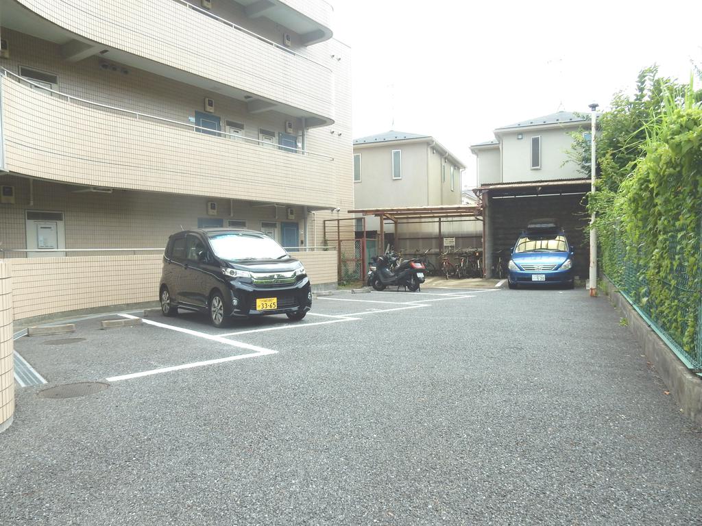 駐車場　駐車場完備！