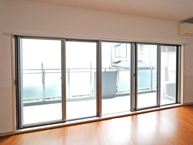 居室・リビング　ベランダの窓は大きく開放的です