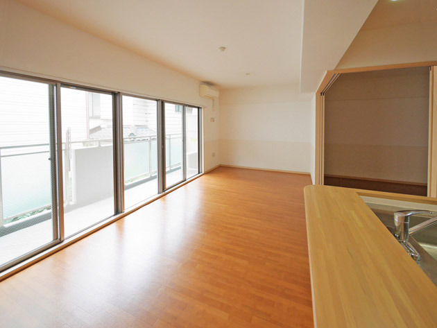 居室・リビング　キッチン側からのＬＤＫの眺め