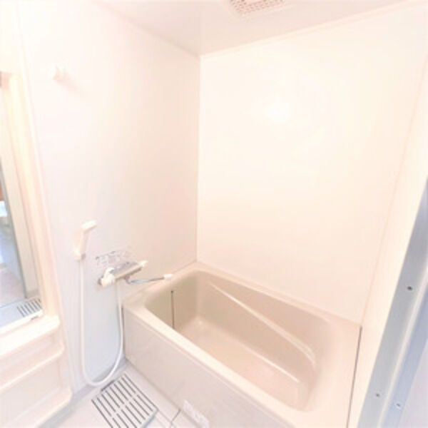 バス・シャワールーム　※写真は同じマンションの違う部屋のものになります。