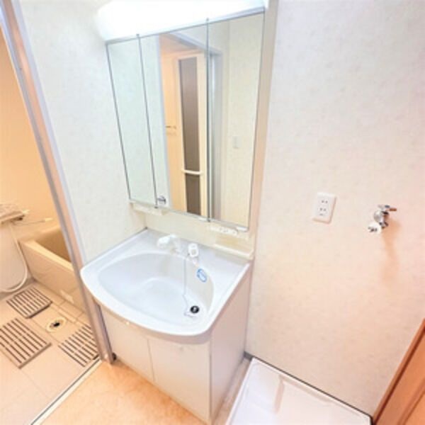 洗面設備　※写真は同じマンションの違う部屋のものになります。