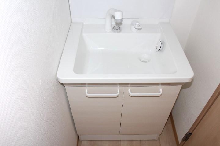 洗面設備　ホワイトボールの洗面化粧台です。