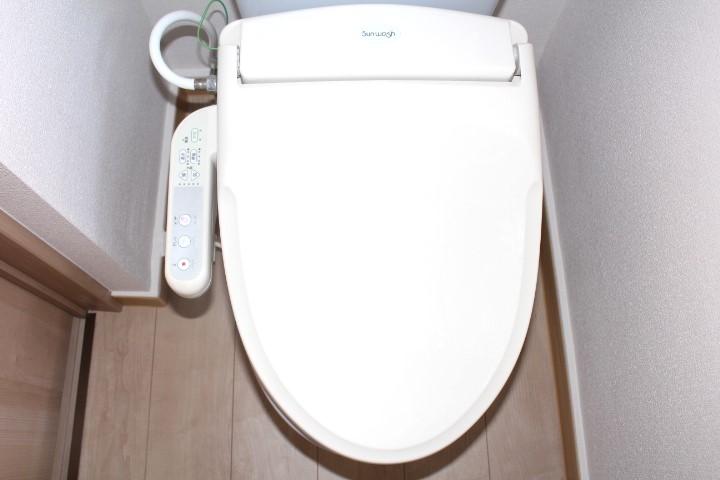 トイレ　温水洗浄便座付きです。
