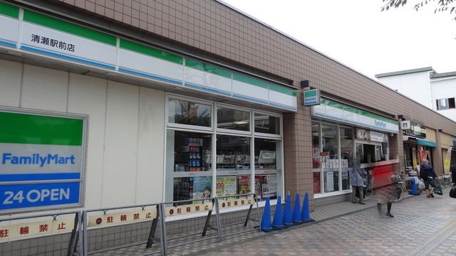 コンビニ　ファミリーマート（コンビニ）まで606m