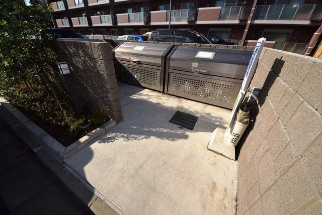 庭　敷地内ゴミ置き場