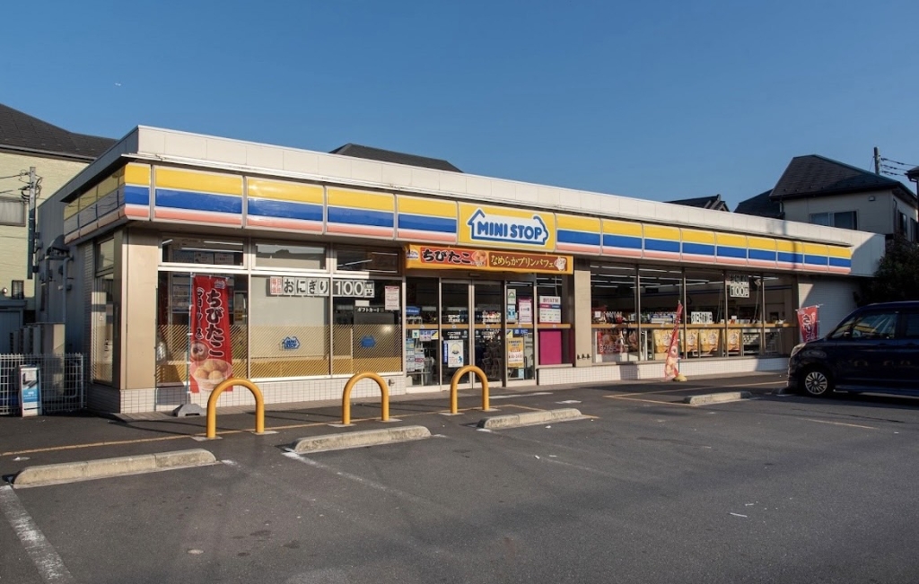 コンビニ　ミニストップ 足立鹿浜店（コンビニ）まで360m