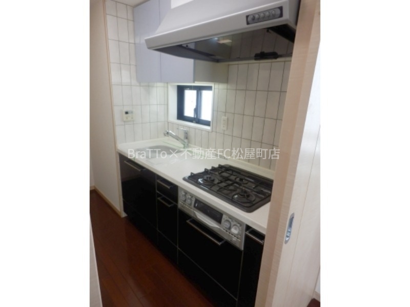 キッチン　キッチン（３口ガスコンログリル付き）