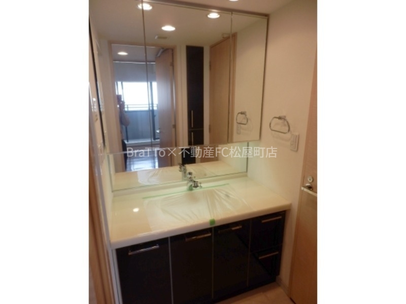 洗面設備　独立洗面台（シャンプードレッサー付き）