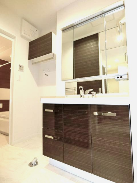 洗面設備　角度の変えられる3面鏡付きの洗髪洗面化粧台です♪朝のバタバタ