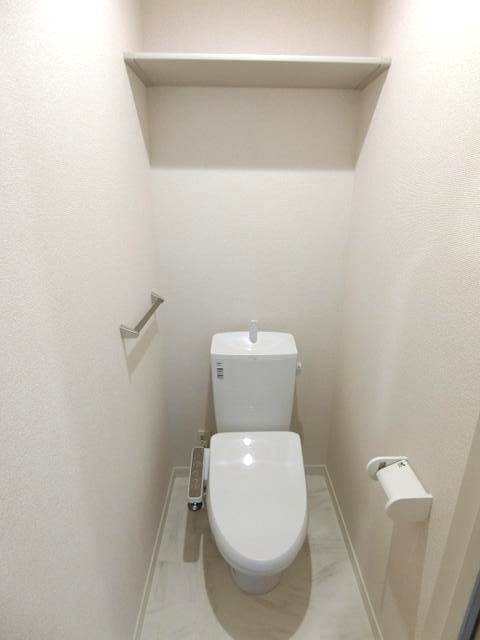 トイレ　トイレは温水洗浄便座付き♪人気のバストイレ別です♪小物を置け