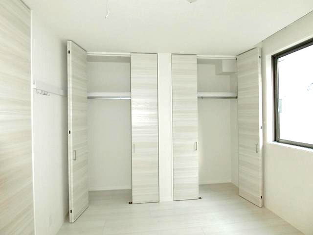 収納　洋室5.4帖のお部屋にあるクローゼットです♪お洋服をたくさん