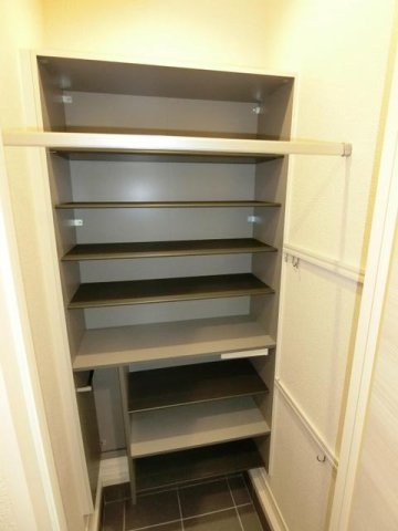 玄関　シューズクローク付きで玄関すっきり片付きます！靴だけでなく少