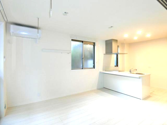 その他設備　リビングダイニングキッチンにある室内物干しです！雨の日やお出