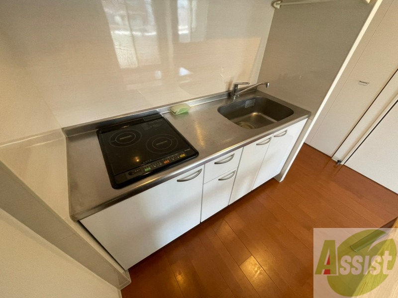 キッチン　ＩＨシステムキッチンです。お手入れも楽々ですね。