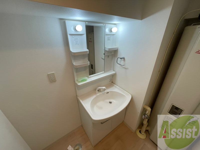 洗面設備　シャンプードレッサー。身支度はここでばっちりですね。