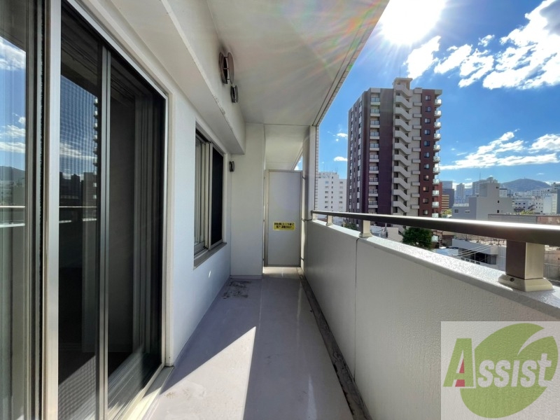 バルコニー　バルコニー。洗濯物がはかどりそうな広さがありますよ。